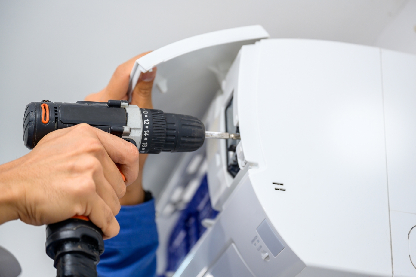 Air,Conditioner,Technician,Or,Air-conditioning,Installation,Technician,Is,About,To